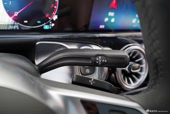 2025款奔驰GLB 220 时尚型