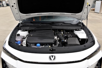 2025款长安UNI-V 1.5T 500Bar尊贵运动型图片