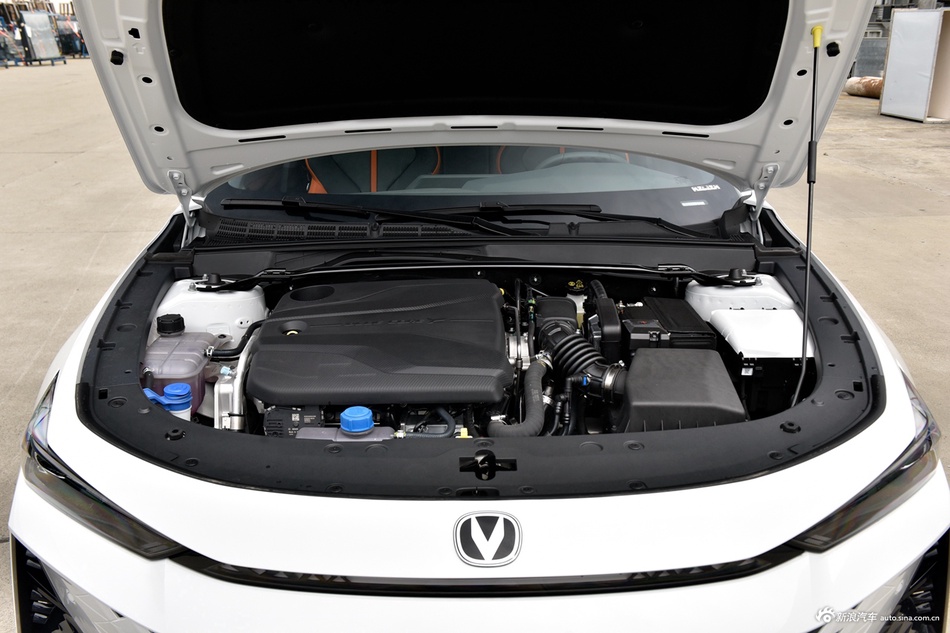 2025款长安UNI-V 1.5T 500Bar尊贵运动型