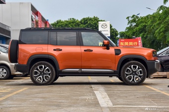 2026款银河战舰700 2.0T 270km 三电机四驱顶峰版