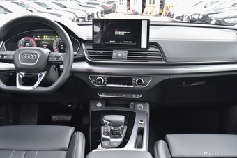 2026款奥迪Q5L 45周年典藏版 40 TFSI 时尚动感型