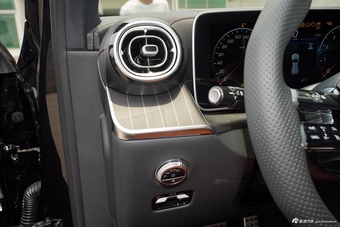 2025款奔驰GLC改款 300 L 4MATIC 豪华型 7座