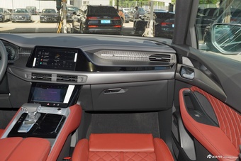 2024款奥迪Q6 45 TFSI quattro 黑武士版 6座