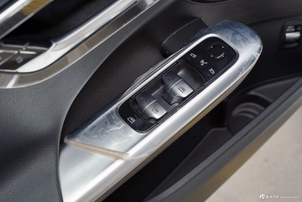 2025款奔驰C级 改款 C 260 L 4MATIC 运动版