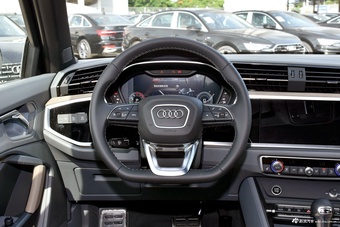 2025款奥迪Q3 45周年典藏版 45TFSI quattro 时尚动感型