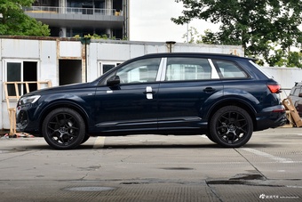 2025款奥迪Q7 45 TFSI quattro S line黑武士型
