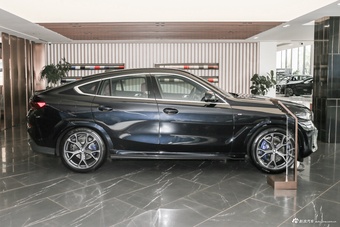 2026款宝马X6 xDrive40i 尊享型 M运动套装
