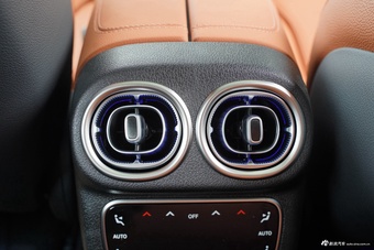 2025款奔驰GLC改款 300 L 4MATIC 豪华型 7座