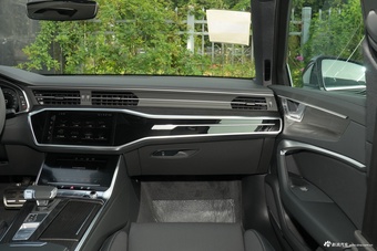 2026款奥迪A6L 45 TFSI quattro 臻选动感型+尊享包