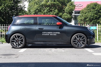 2024款电动MINI COOPER 452km SE 赛车手