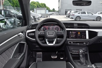 2025款奥迪Q3 45周年典藏版 35TFSI 时尚动感型