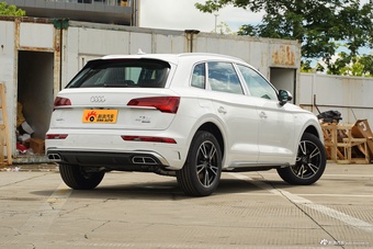 2025款奥迪Q5L 45周年典藏版 40 TFSI 时尚动感型