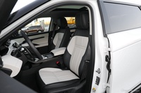 2021款揽胜极光P300e 插电式混合动力 豪华版