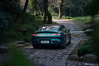 2025款小米SU7 Ultra鹦鹉绿