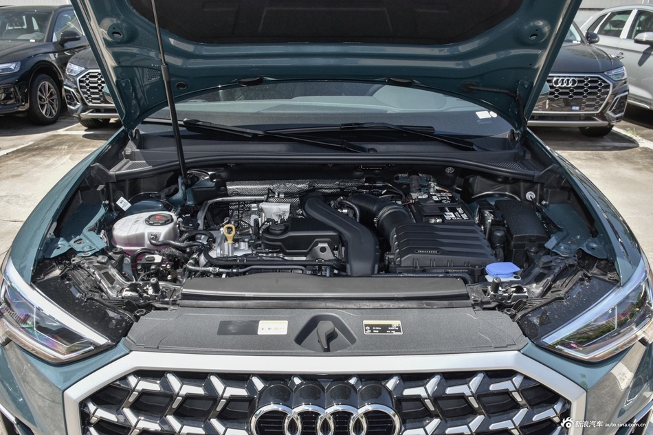 2025款奥迪Q3 45周年典藏版 35TFSI 时尚动感型