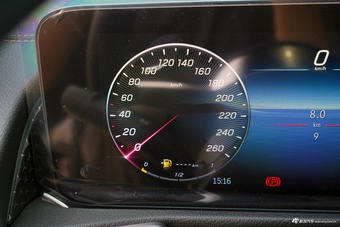 2025款奔驰GLB 220 动感型