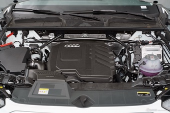 2025款奥迪Q5L 45周年典藏版 40 TFSI 时尚动感型