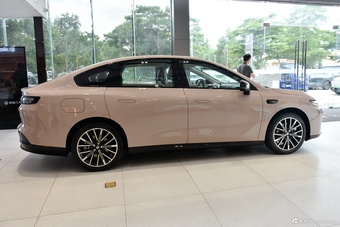 2025款零跑B01 650激光雷达版