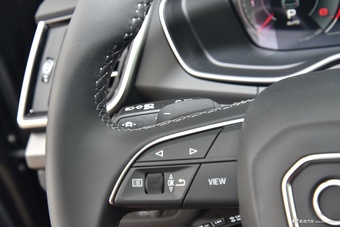 2026款奥迪Q5L 45周年典藏版 40 TFSI 豪华动感型