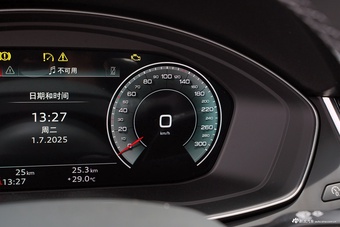 2025款奥迪Q5L 45周年典藏版 40 TFSI 时尚动感型