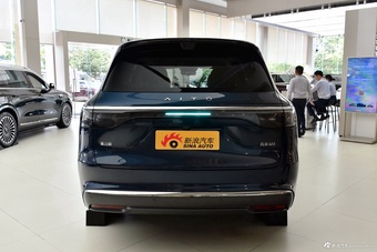 2025款问界M8 增程 Ultra版 53.4kWh 6座版