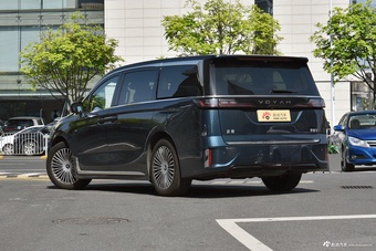 2025款岚图梦想家 PHEV 四驱尊贵乾崑版