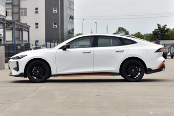 2025款长安UNI-V 1.5T 500Bar尊贵运动型