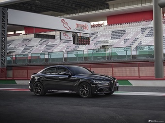 2024款Giulia朱丽叶 2.9T V6 520HP 四叶草Super Sport黑标限量版