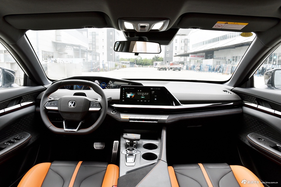2025款长安UNI-V 1.5T 500Bar尊贵运动型