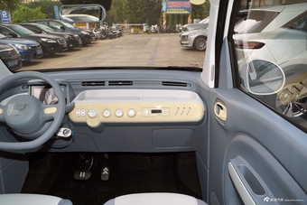 2025款奔腾小马 222km 闪电马