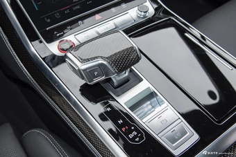 2024款奥迪SQ7 4.0 TFSI 暗夜骑士版