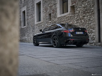 2024款Giulia朱丽叶 2.9T V6 520HP 四叶草Super Sport黑标限量版