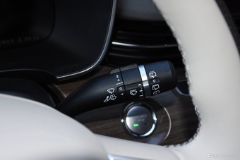 2025款荣威iMAX8 DMH 1.5T 陆尊奢享版