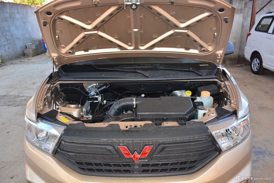 2020款五菱宏光V 1.5L手动劲享版7座国VI