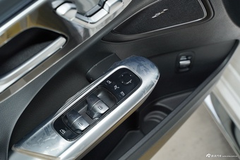 2025款奔驰C级 改款 C 260 L 4MATIC 运动版
