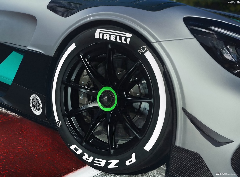 全系价格低至188.15万起，最大折扣9.8折，奔驰AMG GT问你敢答应吗？