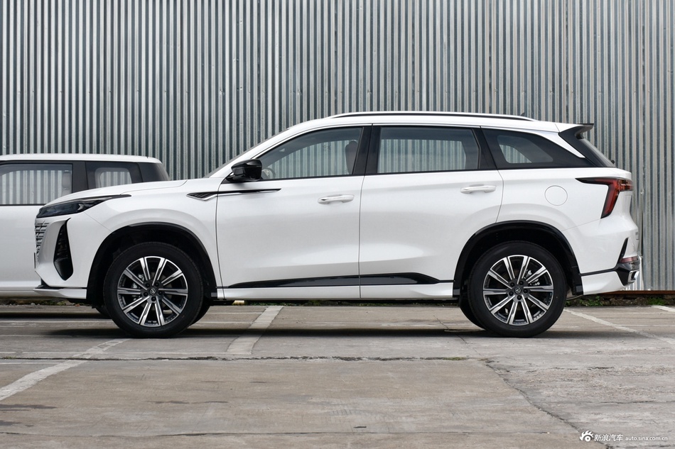 明明可以靠颜值却非要靠价格实力，长安汽车长安CS75 PLUS全国9.54万起